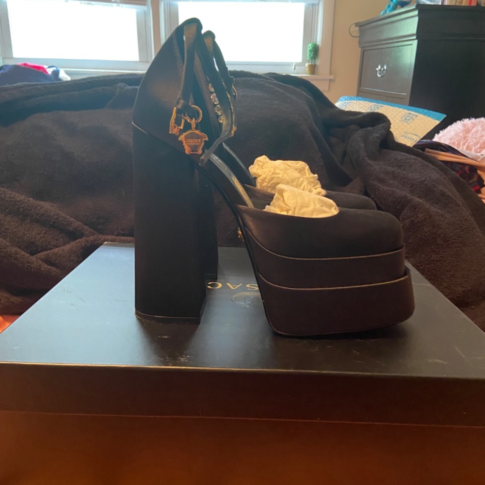VERSACE PLATFORM PUMP - Picture 5 of 11